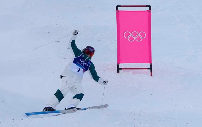 Jakara Anthony of Australia skies off the course on her final run at the Women s Freestyle Skiing Moguls Finals at the Milano Cortina 2026 Winter Olympic Games, Olympische Spiele, Olympia, OS in Livigno, Italy, on Wednesday, February 11, 2026. Elizabeth Lemley of the United States won the gold medal, Jaelin Kauf of the United States won the silver medal and Perrine Laffont of France won the bronze medal.  OLY20260211877 BOBxSTRONG