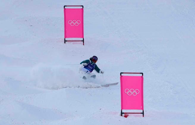 Jakara Anthony of Australia skies off the course on her final run at the Women s Freestyle Skiing Moguls Finals at the Milano Cortina 2026 Winter Olympic Games, Olympische Spiele, Olympia, OS in Livigno, Italy, on Wednesday, February 11, 2026. Elizabeth Lemley of the United States won the gold medal, Jaelin Kauf of the United States won the silver medal and Perrine Laffont of France won the bronze medal.  OLY20260211880 BOBxSTRONG