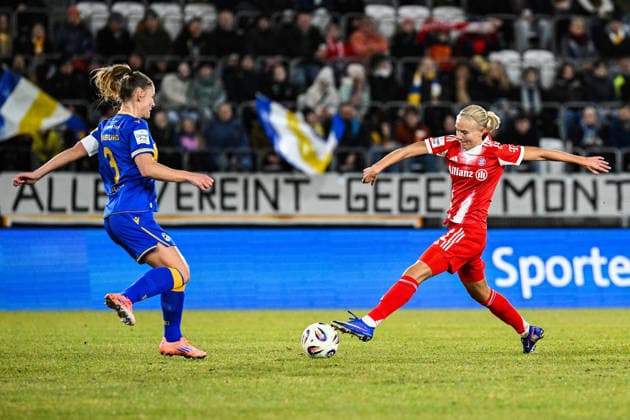 Fußball I Frauen I Saison 2025-2026 I Bundesliga I 16. Spieltag I FC Carl Zeiss Jena - FC Bayern München I 11.02.2026 Zweikampf zwischen Toma Ihlenburg (3, FC Carl Zeiss Jena) und Pernille Harder (21, FC Bayern München), die das Bein lang streckt und den Ball zuerst erreicht Jena Ernst-Abbe-Sportfeld, ad hoc Arena Thüringen Deutschland Copyright: xLobeca InesxHähnelx
