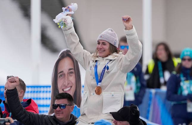 Perrine Laffont of France is hoisted by supporters after winning the bronze medal in the Women s Freestyle Skiing Moguls Finals at the Milano Cortina 2026 Winter Olympic Games, Olympische Spiele, Olympia, OS in Livigno, Italy, on Wednesday, February 11, 2026. Elizabeth Lemley of the United States won the gold medal, Jaelin Kauf of the United States won the silver medal.  OLY20260211891 BOBxSTRONG