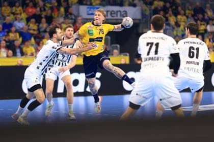 RECORD DATE NOT STATED Szene mit Edwin Aspenbäck (78; Rhein Neckar Löwen), Elias Ellefsen á Skipagøtu (71; THW Kiel), Hendrik Pekeler (61; THW Kiel) und Nikola Bilyk (53; THW Kiel) Szene mit Edwin Aspenbäck (78; Rhein Neckar Löwen) und Elias Ellefsen á Skipagøtu (71; THW Kiel)