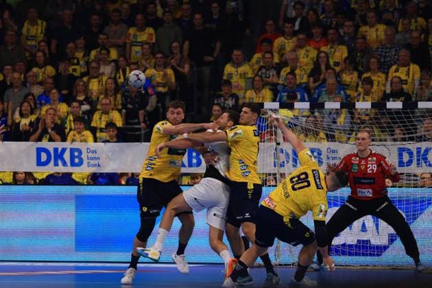 RECORD DATE NOT STATED Szene mit Tim Nothdurft (28; Rhein Neckar Löwen), Steven Plucnar Jacobsen (9; Rhein Neckar Löwen), Sebastian Heymann (13; Rhein Neckar Löwen), Harald Reinkind (6; THW Kiel) und 29; Unbekannt Szene mit Tim Nothdurft (28; Rhein Neckar Löwen) und Harald Reinkind (6; THW Kiel)