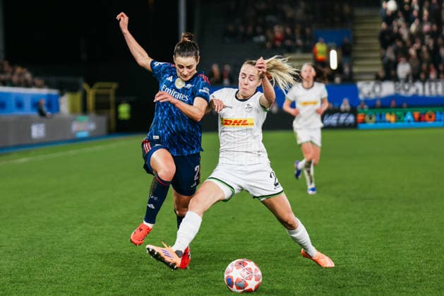 LEUVEN, BELGIUM FEBRUARY 11: Emily Fox (Arsenal WFC, 2) challenges Saar Janssen (OH Leuven, 2) for the ball during the UEFA Women™s Champions League match between OH Leuven and Arsenal WFC at the King Power at Den Dreef Stadion on February 11, 2026 in Leuven, Belgium. Copyright: xNatachaxFreisenx