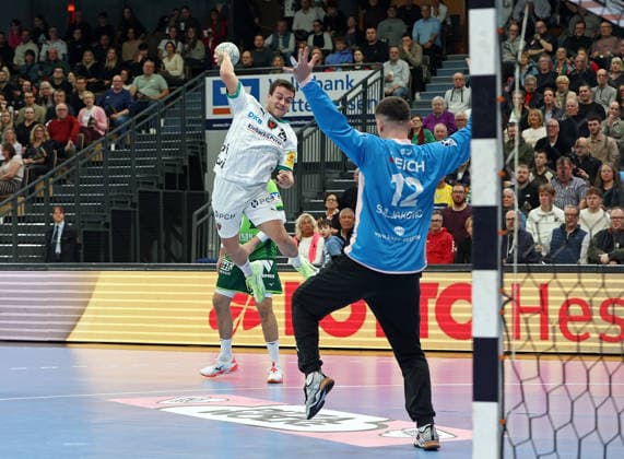 11.02.2026, xovx, Handball Daikin Handball Bundesliga, HSG Wetzlar - Füchse Berlin v.l. Tim Freihöfer (Füchse Berlin), Anadin Suljakovic (HSG Wetzlar) Wetzlar Buderus-Arena Hessen Deutschland (DE)