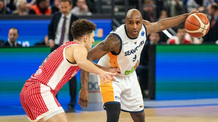 11.2.2026, Basketball, Herren, FIBA Europe Cup, Saison 2025 26, 2. Gruppenphase, Gruppe K, 6. Spieltag, Rostock Seawolves - UCAM Murcia, DeAndre Lansdowne (Rostock Seawolves, re.) gegen Dani Garcia (UCAM Murcia, li.) Rostock Stadthalle Mecklenburg-Vorpommern Deutschland