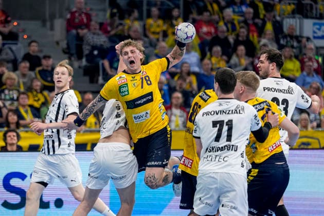 v.li.: Magnus Landin Jacobsen (THW, 7), Edwin Aspenbäck (RNL, 78), Elias Ellefsen a Skipagotu (THW, 71), Zweikampf, Spielszene, Duell, duel, tackle, tackling, Dynamik, Action, Aktion, 11.02.2026, Mannheim (Deutschland), Handball, Bundesliga, Rhein-Neckar Löwen - THW Kiel
