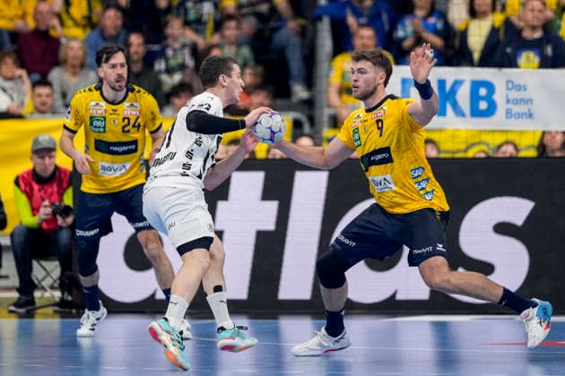 v.li.: Patrick Groetzki (RNL, 24), Elias Ellefsen a Skipagotu (THW, 71), Steven Plucnar Jacobsen (RNL, 9), Zweikampf, Spielszene, Duell, duel, tackle, tackling, Dynamik, Action, Aktion, 11.02.2026, Mannheim (Deutschland), Handball, Bundesliga, Rhein-Neckar Löwen - THW Kiel
