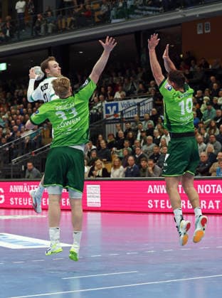 11.02.2026, xovx, Handball Daikin Handball Bundesliga, HSG Wetzlar - Füchse Berlin v.l. Mathias Gidsel (Füchse Berlin), Georg Löwen (HSG Wetzlar), Josip Simic (HSG Wetzlar) Wetzlar Buderus-Arena Hessen Deutschland (DE)