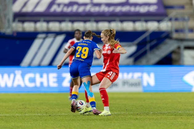 Google Pixel Frauen-Bundesliga: FC Carl Zeiss Jena vs. FC Bayern München; Jena; 11.02.2026 Helen Börner ( 29; FC Carl Zeiss Jena) gegen Glódís Perla Viggósdóttir ( 4; FC Bayern München) Google Pixel Frauen-Bundesliga: FC Carl Zeiss Jena vs. FC Bayern München; ad hoc arena im Ernst-Abbe-Sportfeld; 11.02.2026 DFB REGULATIONS PROHIBIT ANY USE OF PHOTOGRAPHS AS IMAGE SEQUENCES AND OR QUASI-VIDEO. Copyright: xBEAUTIFULxSPORTS Duehringx