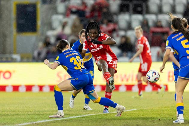 Google Pixel Frauen-Bundesliga: FC Carl Zeiss Jena vs. FC Bayern München; Jena; 11.02.2026 Edna Imade ( 29; FC Bayern München) gegen Elena Mühlemann ( 30; FC Carl Zeiss Jena) Google Pixel Frauen-Bundesliga: FC Carl Zeiss Jena vs. FC Bayern München; ad hoc arena im Ernst-Abbe-Sportfeld; 11.02.2026 DFB REGULATIONS PROHIBIT ANY USE OF PHOTOGRAPHS AS IMAGE SEQUENCES AND OR QUASI-VIDEO. Copyright: xBEAUTIFULxSPORTS Duehringx