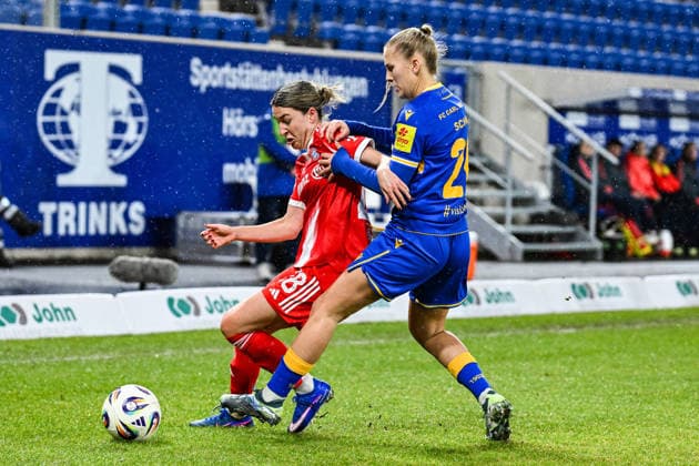 Fußball I Frauen I Saison 2025-2026 I Bundesliga I 16. Spieltag I FC Carl Zeiss Jena - FC Bayern München I 11.02.2026 Zweikampf um den Ball zwischen Barbara Dunst (28, FC Bayern München) und Steffi Schmid (20, FC Carl Zeiss Jena) Jena Ernst-Abbe-Sportfeld, ad hoc Arena Thüringen Deutschland Copyright: xLobeca InesxHähnelx
