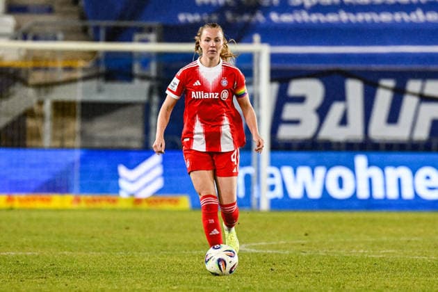 Fußball I Frauen I Saison 2025-2026 I Bundesliga I 16. Spieltag I FC Carl Zeiss Jena - FC Bayern München I 11.02.2026 Glodis Viggosdottir (4, FC Bayern München) mit Ball Freisteller, Nahaufnahme, Porträt, Portrait, Einzelfoto, Einzelbild, Körper Jena Ernst-Abbe-Sportfeld, ad hoc Arena Thüringen Deutschland Copyright: xLobeca InesxHähnelx