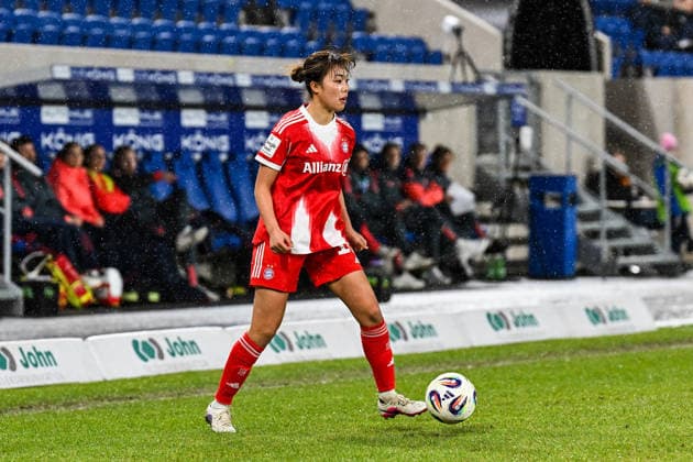 Fußball I Frauen I Saison 2025-2026 I Bundesliga I 16. Spieltag I FC Carl Zeiss Jena - FC Bayern München I 11.02.2026 Momoko Tanikawa (18, FC Bayern München) mit Ball Freisteller, Nahaufnahme, Porträt, Portrait, Einzelfoto, Einzelbild, Körper Jena Ernst-Abbe-Sportfeld, ad hoc Arena Thüringen Deutschland Copyright: xLobeca InesxHähnelx