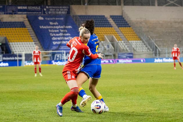 Google Pixel Frauen-Bundesliga: FC Carl Zeiss Jena vs. FC Bayern München; Jena; 11.02.2026 Franziska Kett ( 20; FC Bayern München) gegen Suya Haering ( 5; FC Carl Zeiss Jena) Google Pixel Frauen-Bundesliga: FC Carl Zeiss Jena vs. FC Bayern München; ad hoc arena im Ernst-Abbe-Sportfeld; 11.02.2026 DFB REGULATIONS PROHIBIT ANY USE OF PHOTOGRAPHS AS IMAGE SEQUENCES AND OR QUASI-VIDEO. Copyright: xBEAUTIFULxSPORTS Duehringx