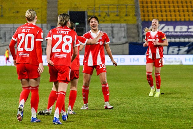 Fußball I Frauen I Saison 2025-2026 I Bundesliga I 16. Spieltag I FC Carl Zeiss Jena - FC Bayern München I 11.02.2026 Torjubel Momoko Tanikawa (18, FC Bayern München) mit ihrer Mannschaft Jena Ernst-Abbe-Sportfeld, ad hoc Arena Thüringen Deutschland Copyright: xLobeca InesxHähnelx