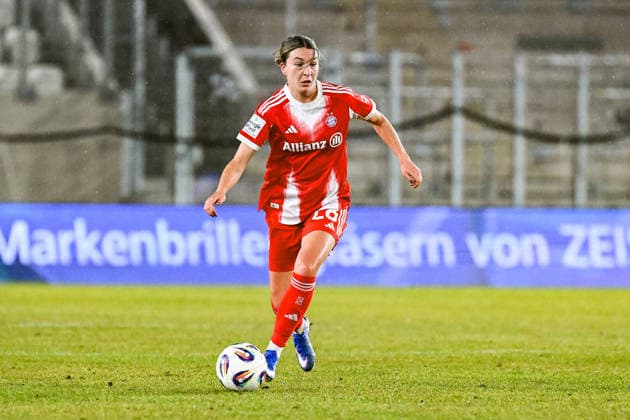 Fußball I Frauen I Saison 2025-2026 I Bundesliga I 16. Spieltag I FC Carl Zeiss Jena - FC Bayern München I 11.02.2026 Barbara Dunst (28, FC Bayern München) dribbelt mit dem Ball Freisteller, Nahaufnahme, Porträt, Portrait, Einzelfoto, Einzelbild, Körper Jena Ernst-Abbe-Sportfeld, ad hoc Arena Thüringen Deutschland Copyright: xLobeca InesxHähnelx