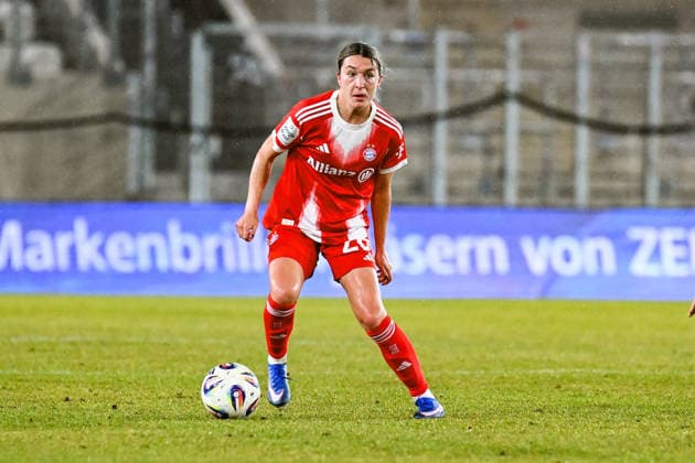 Fußball I Frauen I Saison 2025-2026 I Bundesliga I 16. Spieltag I FC Carl Zeiss Jena - FC Bayern München I 11.02.2026 Barbara Dunst (28, FC Bayern München) mit Ball Freisteller, Nahaufnahme, Porträt, Portrait, Einzelfoto, Einzelbild, Körper Jena Ernst-Abbe-Sportfeld, ad hoc Arena Thüringen Deutschland Copyright: xLobeca InesxHähnelx