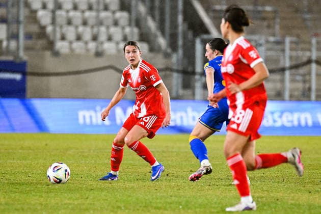 Fußball I Frauen I Saison 2025-2026 I Bundesliga I 16. Spieltag I FC Carl Zeiss Jena - FC Bayern München I 11.02.2026 Barbara Dunst (28, FC Bayern München) hat den Blick auf Momoko Tanikawa (18, FC Bayern München) gerichtet, um sie anzuspielen Jena Ernst-Abbe-Sportfeld, ad hoc Arena Thüringen Deutschland Copyright: xLobeca InesxHähnelx