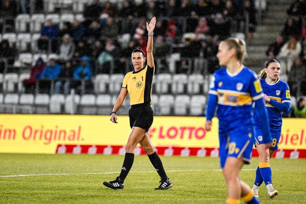 Fußball I Frauen I Saison 2025-2026 I Bundesliga I 16. Spieltag I FC Carl Zeiss Jena - FC Bayern München I 11.02.2026 Schiedsrichterin Nadine Westerhoff hebt den Arm Freisteller, Nahaufnahme, Porträt, Portrait, Einzelfoto, Einzelbild, Körper Jena Ernst-Abbe-Sportfeld, ad hoc Arena Thüringen Deutschland Copyright: xLobeca InesxHähnelx