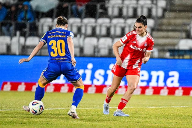 Fußball I Frauen I Saison 2025-2026 I Bundesliga I 16. Spieltag I FC Carl Zeiss Jena - FC Bayern München I 11.02.2026 Elena Mühlemann (30, FC Carl Zeiss Jena) wird im Zweikampf von Jovana Damnjanovic (9, FC Bayern München) getunnelt Jena Ernst-Abbe-Sportfeld, ad hoc Arena Thüringen Deutschland Copyright: xLobeca InesxHähnelx