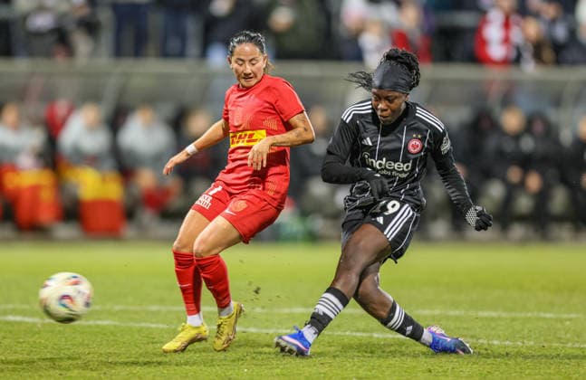 GER, Frankfurt, Eintracht Frankfurt vs FC Nordsjaelland, Europacup, Fussball, UEFA, Spielzeit 2024 2026, Stadion am Brentanobad, Viertelfinale, Hinspiel im Bild v.l.: Simone Andersen (FC Nordsjaelland Frauen 17), Nicole Anyomi (Eintracht Frankfurt Frauen 19), Torschuss DFB DFL REGULATIONS PROHIBIT ANY USE OF PHOTOGRAPHS AS IMAGE SEQUENCES AND OR QUASI-VIDEO, 11.02.2026 Copyright: HMBxMedia HendrikxHamelau