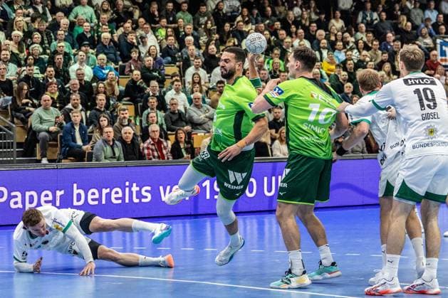 Philipp Ahouansou (HSG Wetzlar, 19) wirft und Mathias Gidsel (Fuechse Berlin, 19) zieht am Trikot von Josip Simic (HSG Wetzlar, 10) GER, HSG Wetzlar vs Fuechse Berlin, Handball, 1. Bundesliga Herren, 20. Spieltag, Spielzeit 2025 2026, 11.02.2026 GER, HSG Wetzlar vs Fuechse Berlin, Handball, 1. Bundesliga Herren, 20. Spieltag, Spielzeit 2025 2026, 11.02.2026 Wetzlar Copyright: xEibner-Pressefoto GerhardxWingenx EP_GWR