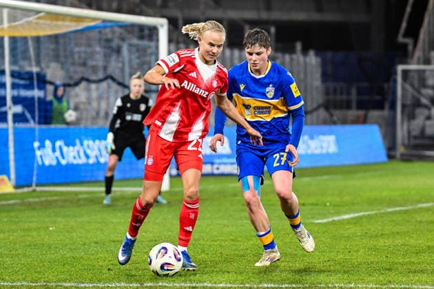 Fußball I Frauen I Saison 2025-2026 I Bundesliga I 16. Spieltag I FC Carl Zeiss Jena - FC Bayern München I 11.02.2026 Zweikampf Pernille Harder (21, FC Bayern München) und Gwendolyn Mummert (27, FC Carl Zeiss Jena) Jena Ernst-Abbe-Sportfeld, ad hoc Arena Thüringen Deutschland Copyright: xLobeca InesxHähnelx