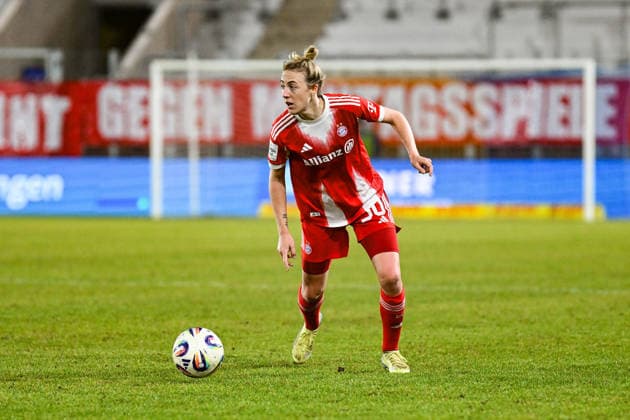 Fußball I Frauen I Saison 2025-2026 I Bundesliga I 16. Spieltag I FC Carl Zeiss Jena - FC Bayern München I 11.02.2026 Carolin Simon (30, FC Bayern München) mit Balll Freisteller, Nahaufnahme, Porträt, Portrait, Einzelfoto, Einzelbild, Körper Jena Ernst-Abbe-Sportfeld, ad hoc Arena Thüringen Deutschland Copyright: xLobeca InesxHähnelx