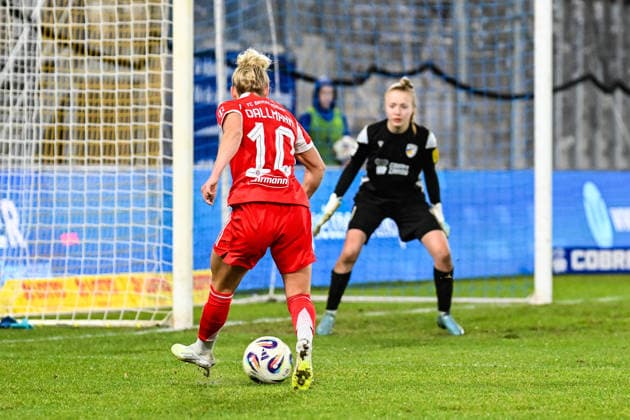 Fußball I Frauen I Saison 2025-2026 I Bundesliga I 16. Spieltag I FC Carl Zeiss Jena - FC Bayern München I 11.02.2026 Linda Dallmann (10, FC Bayern München) zieht mit dem Ball vor das Tor von Jasmin Janning (1, FC Carl Zeiss Jena) Jena Ernst-Abbe-Sportfeld, ad hoc Arena Thüringen Deutschland Copyright: xLobeca InesxHähnelx