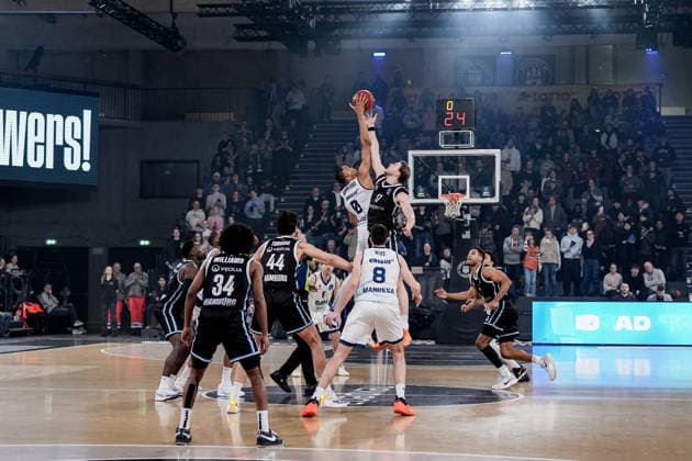 Deutschland: Basketball EuroCup Saison 2025 26 18. Spieltag Veolia Towers Hamburg vs. BAXI Manresa Inselpark Arena (Hamburg): Tip-Off Kaodirichi Akobundu-Ehiogu (BAXI Manresa, 0), Jan Niklas Wimberg (Veolia Towers Hamburg, 17), Ross Williams (Veolia Towers Hamburg, 34), Alex Reyes (BAXI Manresa, 8), Osaro Jürgen Rich (Veolia Towers Hamburg, 3), Devon Daniels (Veolia Towers Hamburg, 21), Ferran Bassas (BAXI Manresa, 6) Copyright: xStefanxTrochax
