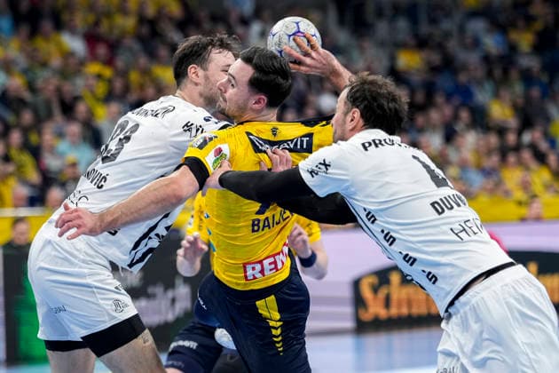 v.li.: Veron Nacinovic (THW, 93), Dani Baijens (RNL, 77), Domagoj Duvnjak (THW, 4), Zweikampf, Spielszene, Duell, duel, tackle, tackling, Dynamik, Action, Aktion, 11.02.2026, Mannheim (Deutschland), Handball, Bundesliga, Rhein-Neckar Löwen - THW Kiel