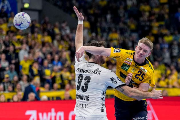 v.li.: Veron Nacinovic (THW, 93), Haukur Thrastarson (RNL, 25), Zweikampf, Spielszene, Duell, duel, tackle, tackling, Dynamik, Action, Aktion, 11.02.2026, Mannheim (Deutschland), Handball, Bundesliga, Rhein-Neckar Löwen - THW Kiel