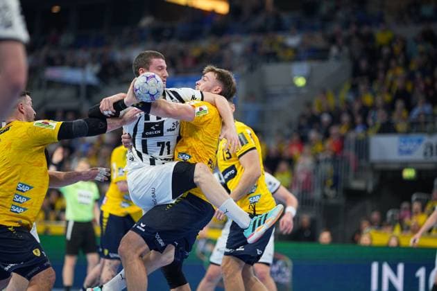 RECORD DATE NOT STATED Szene mit Steven Plucnar Jacobsen (9; Rhein Neckar Löwen), Elias Ellefsen á Skipagøtu (71; THW Kiel), Jesse Bennett Dahmke (15; THW Kiel) und Halil Jaganjac (45; Rhein Neckar Löwen) Szene mit Steven Plucnar Jacobsen (9; Rhein Neckar Löwen) und Elias Ellefsen á Skipagøtu (71; THW Kiel)