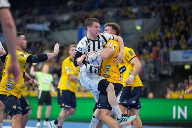 RECORD DATE NOT STATED Szene mit Steven Plucnar Jacobsen (9; Rhein Neckar Löwen) und 80; THW Kiel Steven Plucnar Jacobsen (9; Rhein Neckar Löwen) und 80; THW Kiel im Zweikampf