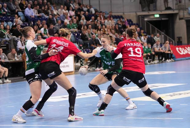 Handball I Frauen I Saison 2025-2026 I 1. HBF I 17. Spieltag I VFL Oldenburg - Thüringer HC I 11.02.2026 Toni-Luisa Reinemann (4, VfL Oldenburg) verteidigt von Luca Farago (19, Thüringer HC) Oldenburg Kleine EWE-Arena Niedersachsen Deutschland Copyright: xLobeca JonasxBoningx