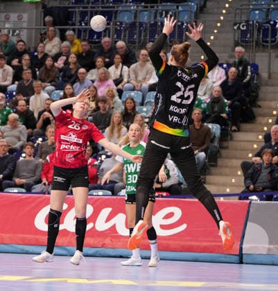 Handball I Frauen I Saison 2025-2026 I 1. HBF I 17. Spieltag I VFL Oldenburg - Thüringer HC I 11.02.2026 Anna Szabo (26, Thüringer HC) mit dem Heber über Madita Kohorst (25, VfL Oldenburg) Oldenburg Kleine EWE-Arena Niedersachsen Deutschland Copyright: xLobeca JonasxBoningx