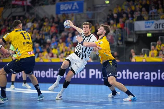 RECORD DATE NOT STATED Szene mit Nikola Bilyk (53; THW Kiel) und Steven Plucnar Jacobsen (9; Rhein Neckar Löwen) Nikola Bilyk (53; THW Kiel) und Steven Plucnar Jacobsen (9; Rhein Neckar Löwen) in Aktion