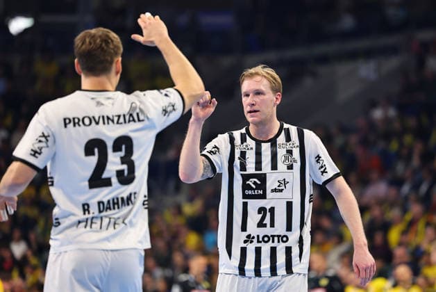 Eric Johansson (THW Kiel, 21, rechts) klatscht Rune Dahmke (Kiel, 23) ab GER, Rhein-Neckar Loewen vs THW Kiel, Handball, Daikin Handball-Bundesliga, 20. Spieltag, Spielzeit 2025 2026, 11.02.2026 GER, Rhein-Neckar Loewen vs THW Kiel, Handball, Daikin Handball-Bundesliga, 20. Spieltag, Spielzeit 2025 2026, 11.02.2026 Mannheim Copyright: xEibner-Pressefoto RenexWeissx EP_RWS