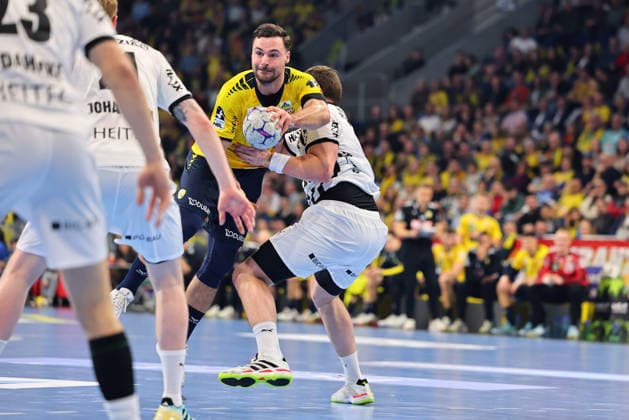Dani Baijens (Rhein-Neckar Loewen, 77) im Zweikampf GER, Rhein-Neckar Loewen vs THW Kiel, Handball, Daikin Handball-Bundesliga, 20. Spieltag, Spielzeit 2025 2026, 11.02.2026 GER, Rhein-Neckar Loewen vs THW Kiel, Handball, Daikin Handball-Bundesliga, 20. Spieltag, Spielzeit 2025 2026, 11.02.2026 Mannheim Copyright: xEibner-Pressefoto RenexWeissx EP_RWS