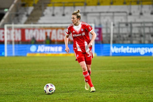 Fußball I Frauen I Saison 2025-2026 I Bundesliga I 16. Spieltag I FC Carl Zeiss Jena - FC Bayern München I 11.02.2026 Carolin Simon (30, FC Bayern München) dribbelt mit dem Ball Freisteller, Nahaufnahme, Porträt, Portrait, Einzelfoto, Einzelbild, Körper Jena Ernst-Abbe-Sportfeld, ad hoc Arena Thüringen Deutschland Copyright: xLobeca InesxHähnelx