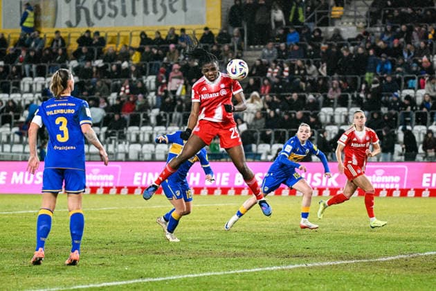 Fußball I Frauen I Saison 2025-2026 I Bundesliga I 16. Spieltag I FC Carl Zeiss Jena - FC Bayern München I 11.02.2026 Tor durch Edna Imade (29, FC Bayern München) steigt zum Kopfball hoch und köpft zum 6:0 ein Jena Ernst-Abbe-Sportfeld, ad hoc Arena Thüringen Deutschland Copyright: xLobeca InesxHähnelx