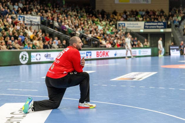 Dejan Milosavljev (Fuechse Berlin, 96) dehnt sich und schaut sich den Angriff seiner Mannschaft an GER, HSG Wetzlar vs Fuechse Berlin, Handball, 1. Bundesliga Herren, 20. Spieltag, Spielzeit 2025 2026, 11.02.2026 GER, HSG Wetzlar vs Fuechse Berlin, Handball, 1. Bundesliga Herren, 20. Spieltag, Spielzeit 2025 2026, 11.02.2026 Wetzlar Copyright: xEibner-Pressefoto GerhardxWingenx EP_GWR