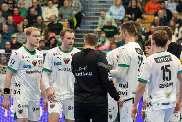 Mathias Gidsel (Fuechse Berlin, 19) und Matthes Langhoff (Fuechse Berlin, 25) bekommen Anweisungen von Nicole Krickau (Fuechse Berlin, Trainer) GER, HSG Wetzlar vs Fuechse Berlin, Handball, 1. Bundesliga Herren, 20. Spieltag, Spielzeit 2025 2026, 11.02.2026 GER, HSG Wetzlar vs Fuechse Berlin, Handball, 1. Bundesliga Herren, 20. Spieltag, Spielzeit 2025 2026, 11.02.2026 Wetzlar Copyright: xEibner-Pressefoto GerhardxWingenx EP_GWR