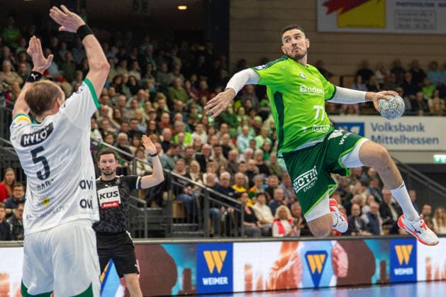 Stefan Cavor (HSG Wetzlar, 77) kommt frei zum Sprungwurf und Max Darj (Fuechse Berlin, 05) versucht einen Block GER, HSG Wetzlar vs Fuechse Berlin, Handball, 1. Bundesliga Herren, 20. Spieltag, Spielzeit 2025 2026, 11.02.2026 GER, HSG Wetzlar vs Fuechse Berlin, Handball, 1. Bundesliga Herren, 20. Spieltag, Spielzeit 2025 2026, 11.02.2026 Wetzlar Copyright: xEibner-Pressefoto GerhardxWingenx EP_GWR