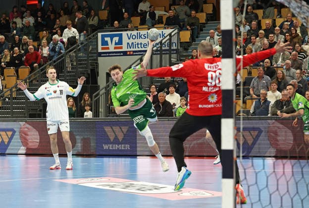 11.02.2026, xovx, Handball Daikin Handball Bundesliga, HSG Wetzlar - Füchse Berlin v.l. Mathias Gidsel (Füchse Berlin), Niklas Theiß (HSG Wetzlar), Dejan Milosavljev (Füchse Berlin) Wetzlar Buderus-Arena Hessen Deutschland (DE)