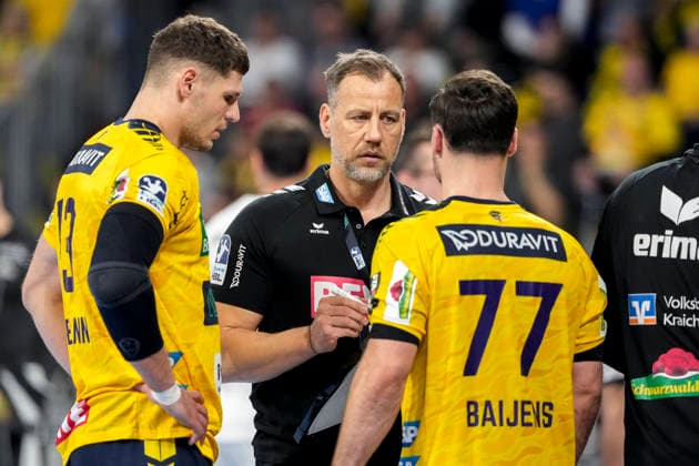 v.li.: Sebastian Heymann (RNL, 13), Maik Machulla (Trainer, Cheftrainer, RNL), Dani Baijens (RNL, 77), im Gespräch, Diskussion auf dem Spielfeld, Action, Aktion, Spielszene, 11.02.2026, Mannheim (Deutschland), Handball, Bundesliga, Rhein-Neckar Löwen - THW Kiel
