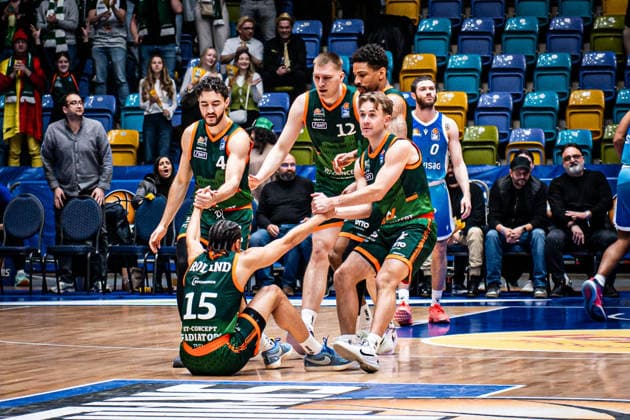 11.02.2026, xhfmx, Basketball easyCredit BBL Bundesliga, Frankfurt Skyliners - VET-CONCEPT Gladiators Trier Jordan Roland (VET-Concept Gladiators Trier) wird hochgeholten (DFL DFB REGULATIONS PROHIBIT ANY USE OF PHOTOGRAPHS as IMAGE SEQUENCES and or QUASI-VIDEO) Frankfurt am Main