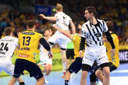 RECORD DATE NOT STATED Szene mit Hendrik Pekeler (61; THW Kiel) und Spielern von Team Rhein Neckar Löwen Szene mit Hendrik Pekeler (61; THW Kiel) und Team Rhein Neckar Löwen