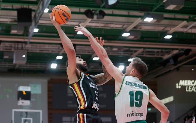 Im Bild: v.li. David Muenkat (Wuerzburg Baskets, 55) gegen Emir Sulejmanovic (Unicaja Malaga, 19) 11.02.2026, Fitness First Wuerzburg Baskets vs. Unicaja Malaga, Basketball Champions League, Round of 16, Group K, 4. Spieltag, Deutschland, 97072, tectake-Arena Wuerzburg, Copyright: HMBxMedia xJulienxBecker
