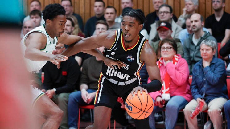 Im Bild: v.li. Chase Audige (Unicaja Malaga, 1) gegen Marcus Carr(Wuerzburg Baskets, 5) 11.02.2026, Fitness First Wuerzburg Baskets vs. Unicaja Malaga, Basketball Champions League, Round of 16, Group K, 4. Spieltag, Deutschland, 97072, tectake-Arena Wuerzburg, Copyright: HMBxMedia xJulienxBecker